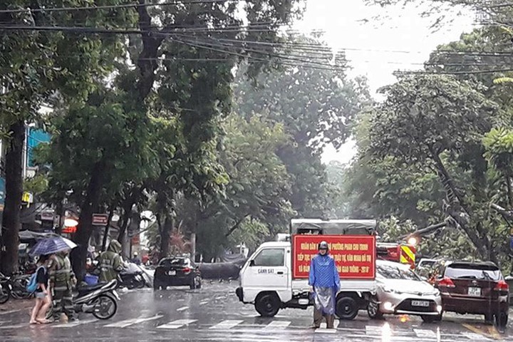 Hà Nội khuyên người dân hạn chế ra đường khi mưa to, gió lớn