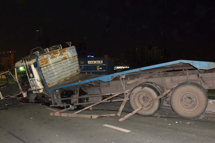 Hiện trường xe container rơi bánh, văng thùng trên cầu Sài Gòn