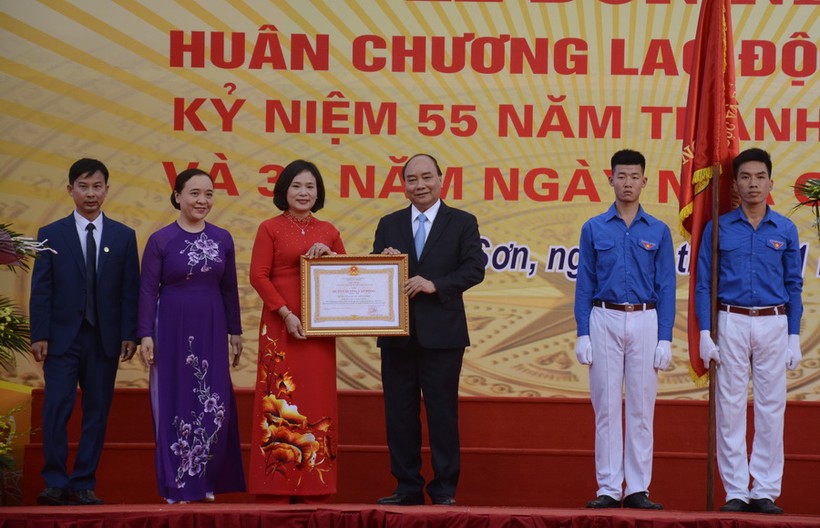 Thủ tướng Chính phủ Nguyễn Xuân Phúc trao tặng Huân chương Lao động hạng Nhì cho Trường THPT Đa Phúc