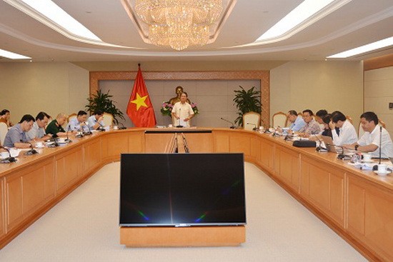 Ông Nguyễn Sơn Hải (hàng đầu, bên phải ảnh) báo cáo tại buổi làm việc với Tổ công tác của Thủ tướng về Bộ GD&ĐT triển khai các nhiệm vụ liên quan đến xây dựng Chính phủ điện tử. Ảnh: Chinhphu.vn