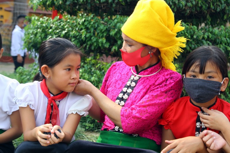Phụ huynh người Thái đưa con đi tựu trường trong ngày 1/9. Ảnh: Việt Hà