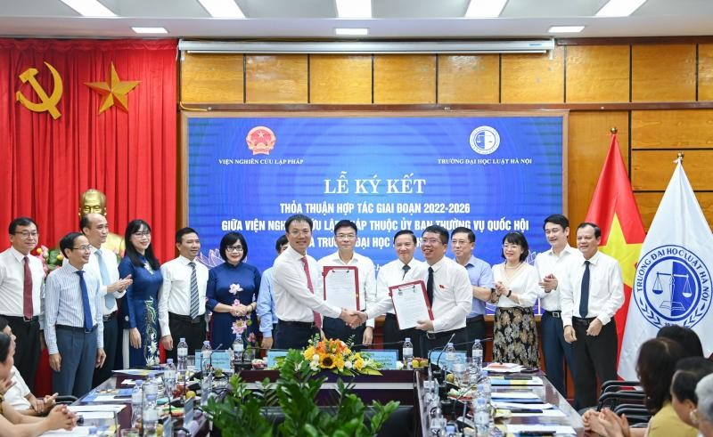 Phó Chủ tịch Quốc hội Nguyễn Khắc Định chứng kiến Lễ ký thỏa thuận hợp tác giữa Viện nghiên cứu lập pháp và Trường Đại học Luật Hà Nội
