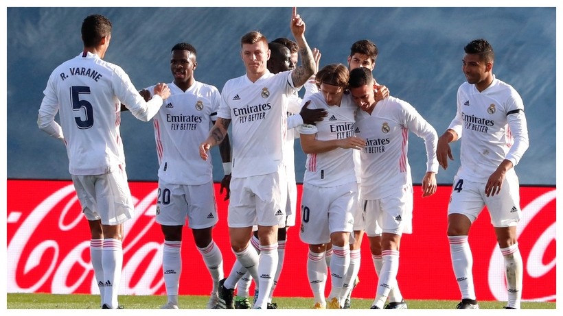 Các cầu thủ Real Madrid chia vui trong chiến thắng 2-0 trước Valencia ở vòng 23 La Liga.