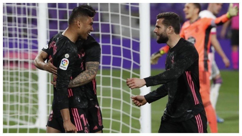 Casemiro ăn mừng với đồng đội trận Real Madrid hạValladolid 1-0.
