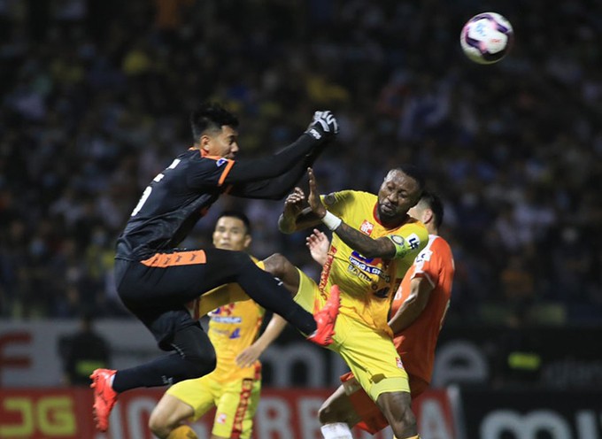 Hoàng Vũ Samson đạp thủ môn Tuấn Mạnh trong trận thua Đà Nẵng 1-3 ở vòng 6 V-League.