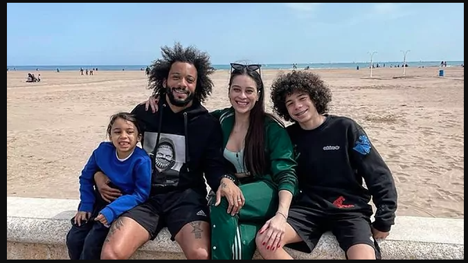 Marcelo "khoe" ảnh "tự sướng" cùng gia đình ở bãi biển Valencia hồi tháng 3.