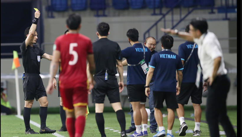 Thầy Park nhận thẻ vàng vì bảo vệ Hồng Duy trong trận thắng Malaysia 2-1.