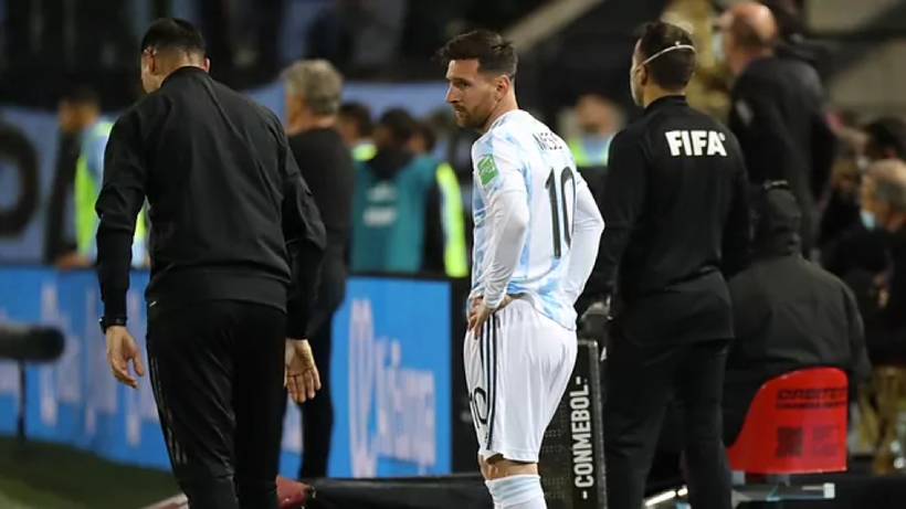 Messi phải vào sân từ băng dự bị trận Argentina thắng Uruguay 1-0.

