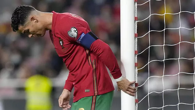 Ronaldo thất vọng sau trận thua Serbia.