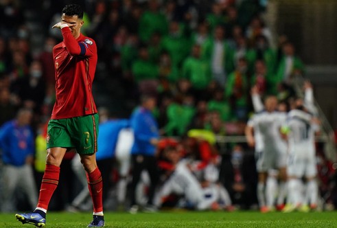 Ronaldo bật khóc nức nở khi đội nhà thua sốc Serbia 1-2.