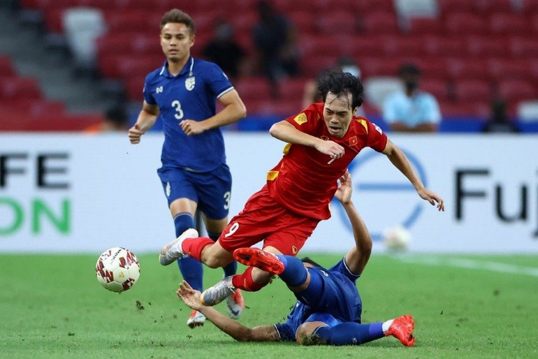 Văn Toàn trong trận bán kết lượt đi AFF Cup 2020 với Thái Lan.