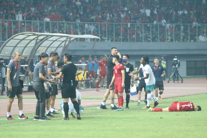 Trận đấu giữa U19 Việt Nam với U19 Indonesia có nhiều tình huống va chạm trên sân. 