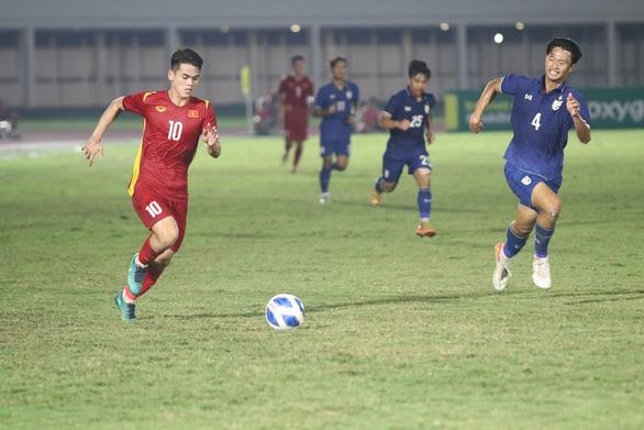 Khuất Văn Khang thi đấu năng nổ trước U19 Thái Lan tối 10/7. 