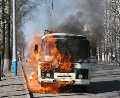 Trung Quốc: Xe buýt bốc cháy, hàng chục người thương vong