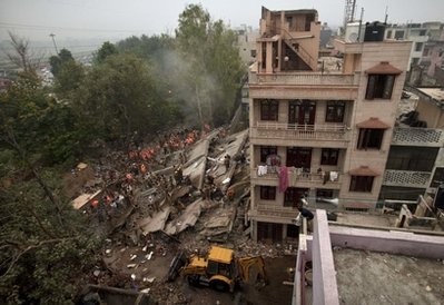 Tai nạn sập nhà khảm khốc ít nhất 64 người thiệt mạng