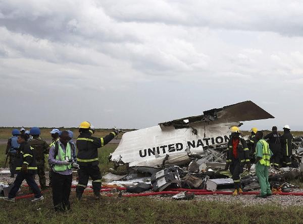 Máy bay chở 33 người rơi ở Congo