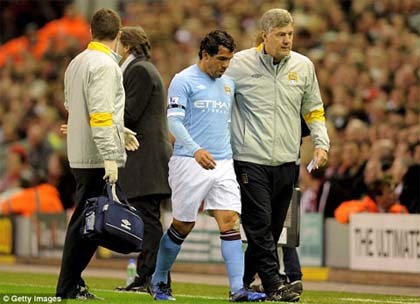 Carlos Tevez sẽ vắng mặt trong trận derby thành Manchester
