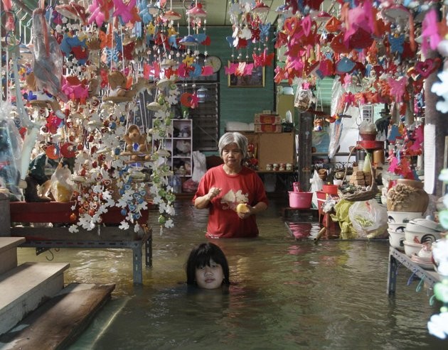 Bangkok thoát nạn lũ lụt
