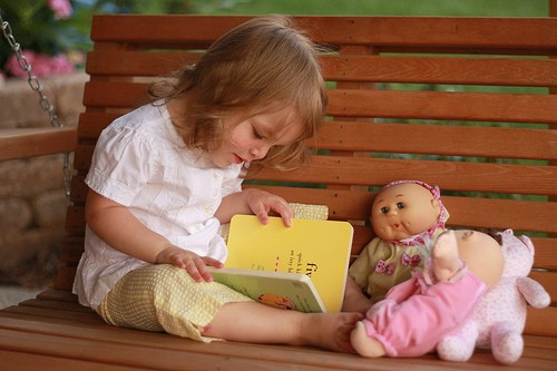 Khuyến khích con trẻ ham đọc sách