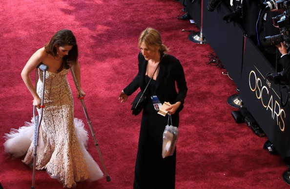 Nàng Bella chống nạng đến dự Oscar 2013