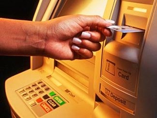 Nhiều ngân hàng bắt đầu thu phí ATM nội mạng