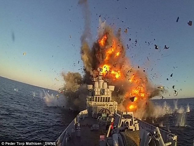 Hải quân Na Uy tự bắn tên lửa tàng hình vào tàu của mình