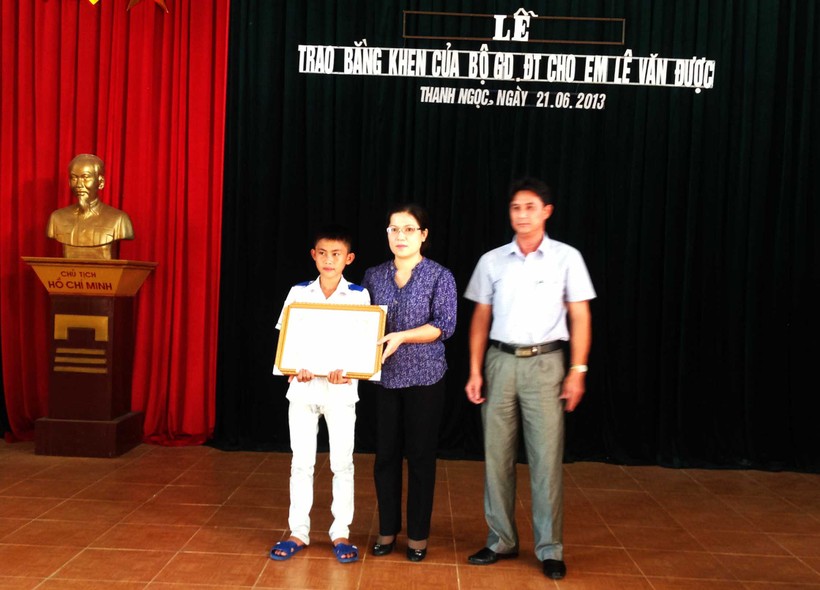 Bộ GD&amp;ĐT trao bằng khen cho học sinh Lê Văn Được