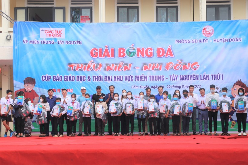 Ban tổ chức Giải bóng đá Cúp Báo GD&TĐ trao quà đến các em học sinh có hoàn cảnh khó khăn.