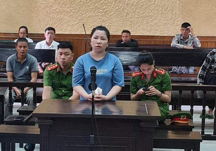 Bị cáo Nguyễn Thị Vân đứng trước bục khai báo.