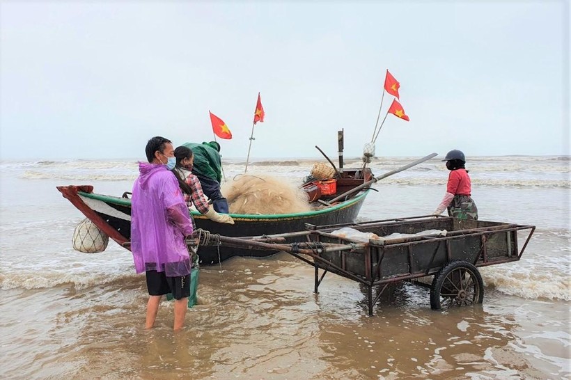 Khi đang vào bờ tránh bão, tàu cá chở 5 ngư dân hỏng máy, mất liên lạc trên biển Hà Tĩnh.