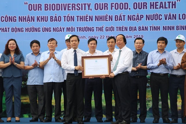 Thứ trưởng Bộ Tài nguyên và Môi trường Võ Tuấn Nhân trao Bằng công nhận Khu Ramsar thứ 9 của Việt Nam cho tỉnh Ninh Bình (Internet)
