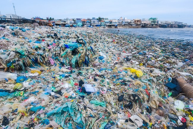 Rác thải nhựa trên bờ biển (Ảnh minh họa).