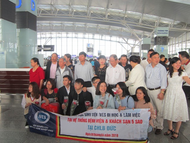 Các em học sinh chụp ảnh lưu niệm tại sân bay Nội Bài