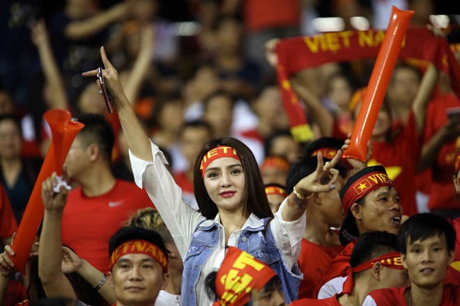 Vi Nhạn Ngọc tham gia cổ vũ cho đội tuyển bóng đá Việt Nam tại SEA Games 29