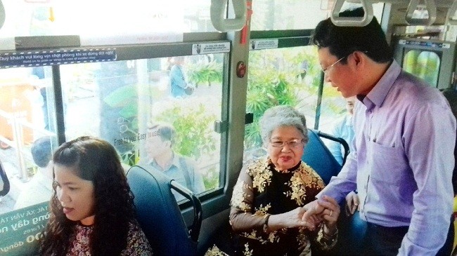 Cụ bà 20 năm đi xe bus với bộ sưu tập “giá cả giao thông“