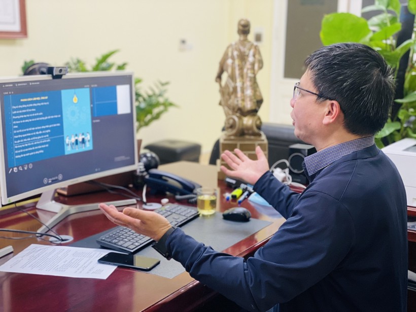 Tiến sĩ Nguyễn Ngọc Ân trao đổi tại buổi tập huấn.