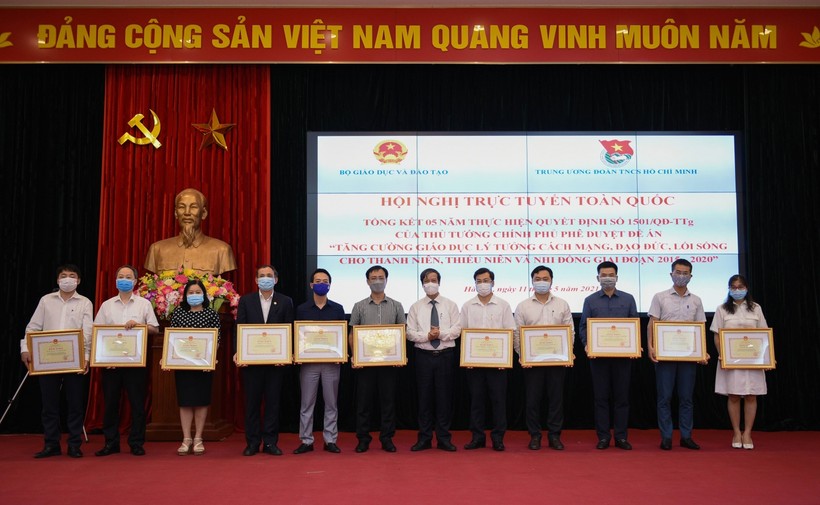 Bộ trưởng Bộ GD&ĐT Nguyễn Kim Sơn trao thưởng cho các tập thể, cá nhân xuất sắc.