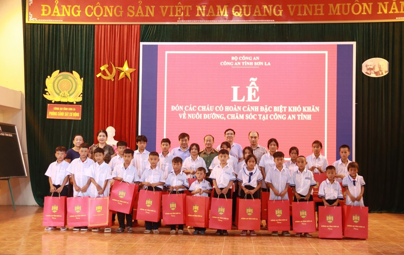 Công an tỉnh Sơn La nhận nuôi 23 trẻ đặc biệt khó khăn ảnh 3