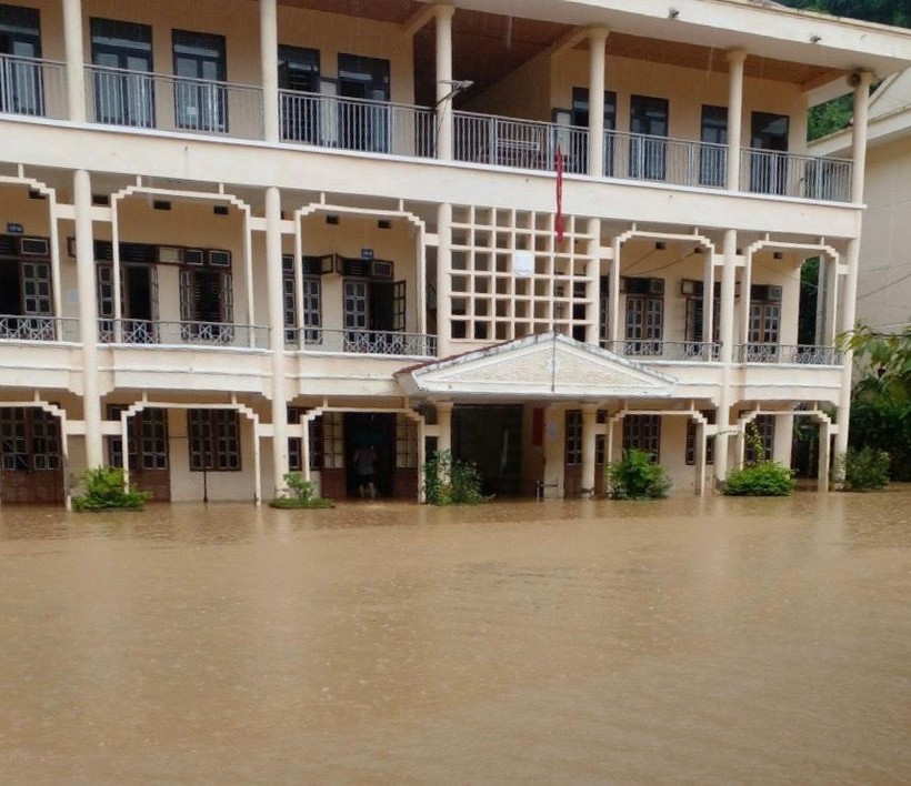 Sơn La: Trường ngập nước, lễ khai giảng tổ chức tại Nhà văn hóa bản ảnh 2