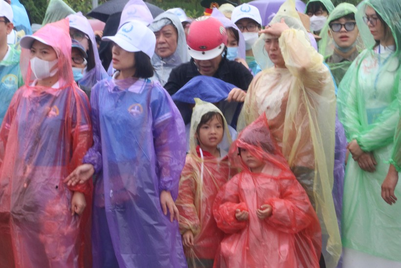 Đông đảo học sinh và người dân Sơn La dầm mưa cổ vũ Chung kết Olympia ảnh 5