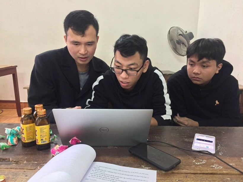 Thầy Nguyễn Mạnh Tú (trái) luôn tận tâm cùng học trò trong quá trình hướng dẫn NCKH.