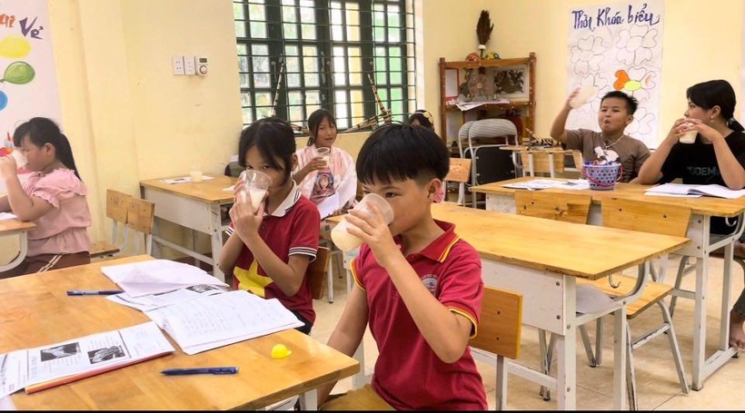 Lớp học tiếng Anh miễn phí cho học sinh vùng cao Si Ma Cai ảnh 2