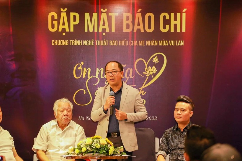 Ông Nguyễn Mạnh Hưng, Tổng biên tập báo Tuổi trẻ Thủ đô (đứng) trao đổi tại họp báo.