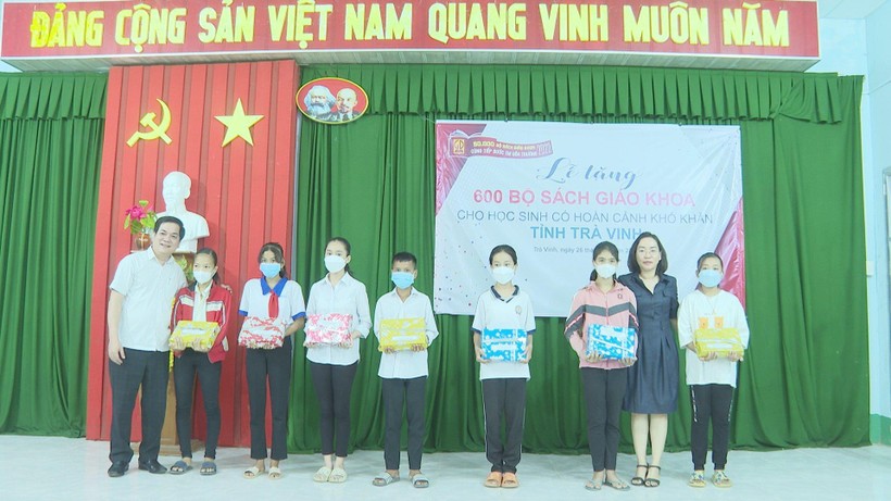 Nhà xuất bản Giáo dục Việt Nam sẽ tặng 50.000 đầu sách cho học sinh khó khăn. 
