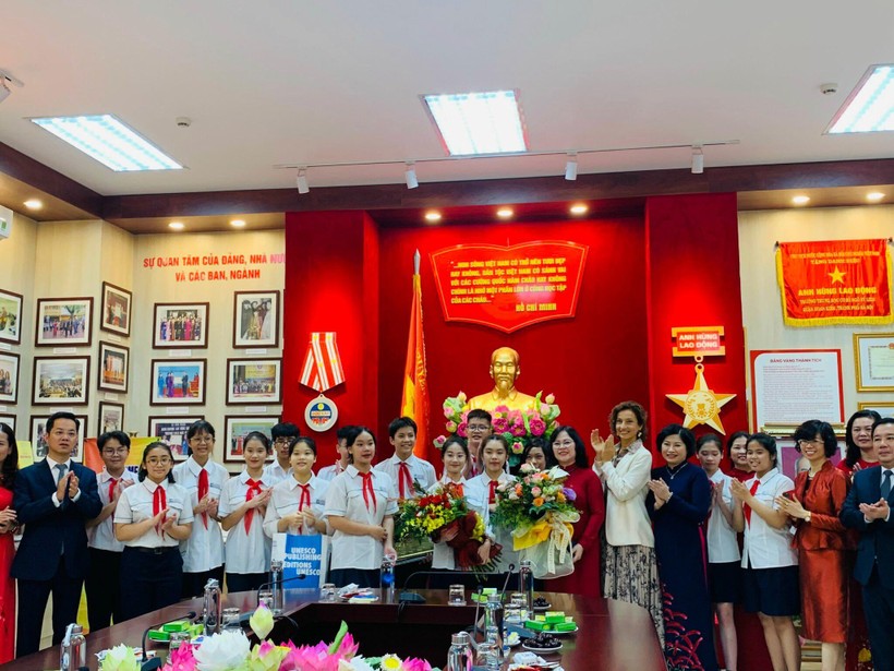 Thứ trưởng Ngô Thị Minh dự khai giảng cùng thầy trò Trường THCS Ngô Sỹ Liên  ảnh 5