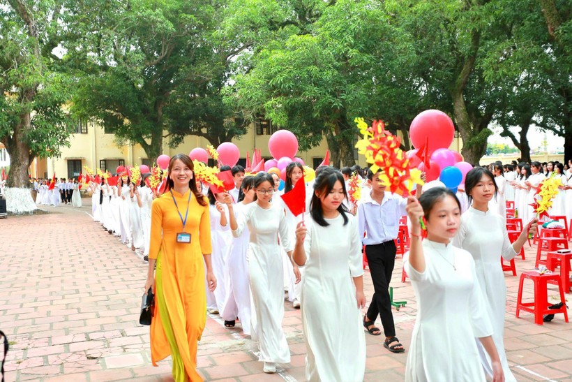 Học sinh Ninh Bình bước vào năm học mới