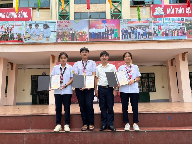 3 học sinh thực hiện dự án và thầy giáo hướng dẫn (thứ 2 bên trái) Trường THPT chuyên Lào Cai.