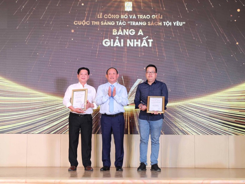 Nhà xuất bản Giáo dục Việt Nam trao giải Nhất bảng A cho các tác giả đoạt giải.