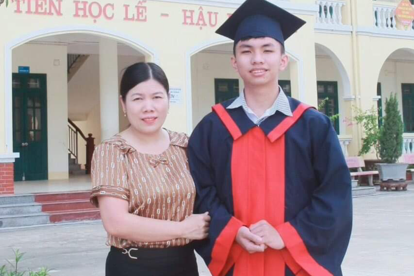 Cô Nguyễn Thị Hiền cùng học sinh Vũ Thành Lâm, Thủ khoa chuyên Toán, vào 10 Trường THPT chuyên Lương Văn Tụy (Ninh Bình).