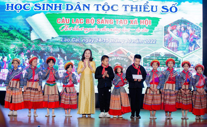 Bà Dương Bích Nguyệt, Giám đốc Sở GD&ĐT (áo dài) trao quà cho học sinh tham gia giao lưu.